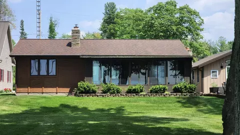 220 Mcdonald Dr, Houghton Lake, MI 48629
