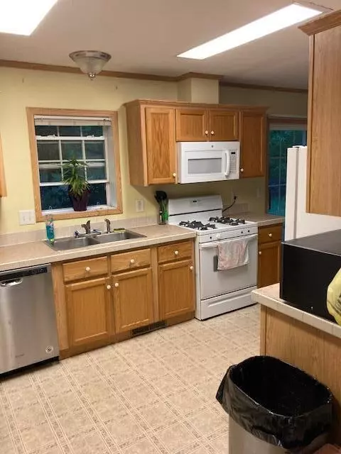Kitchen - 2966 Mitchell Dr, Cheboygan, MI 49721 photo 2 of 2