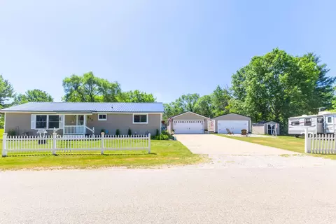 217 Cherry St, Houghton Lake, MI 48629