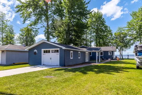 1115 Long Point Dr, Houghton Lake, MI 48629