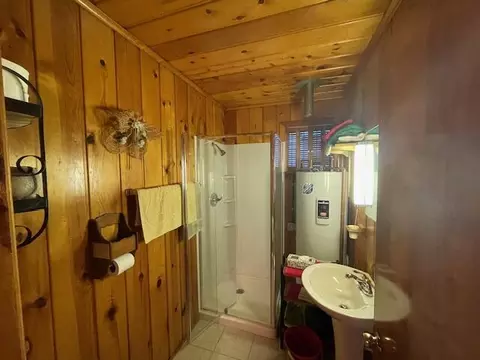 Bath - 423 Clare Blvd, Roscommon, MI 48653 photo 1 of 1