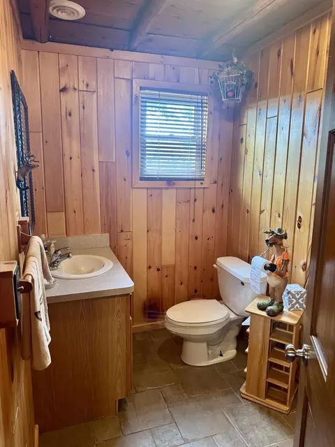 Bath - 2142 Eaton Trl, Grayling, MI 49738 photo 5 of 6