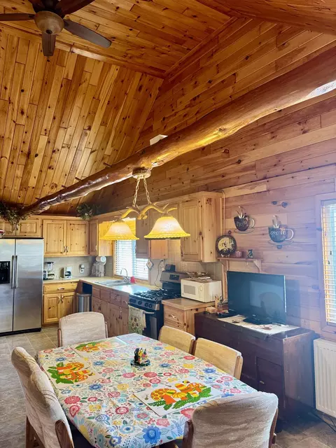 Kitchen - 2142 Eaton Trl, Grayling, MI 49738 photo 2 of 3