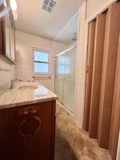 Bath - 1003 Ada St, Owosso, MI 48867 photo 1 of 1