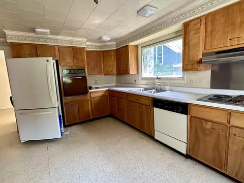 914 Lakeside Dr, Mackinaw City, MI 49701