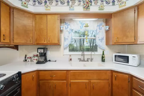 Kitchen - 2191 Grand River Rd, Bancroft, MI 48414 photo 2 of 5
