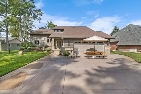 895 E Houghton Lake Dr, Houghton Lake, MI 48629
