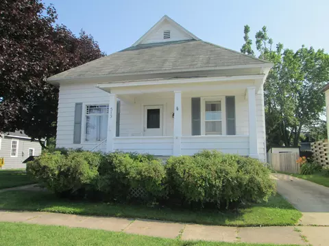 513 Pine St, Cheboygan, MI 49721 photo 2