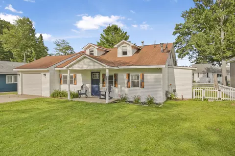 321 Devonshire Dr, Prudenville, MI 48651