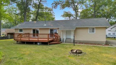 108 Willow St, Houghton Lake, MI 48629