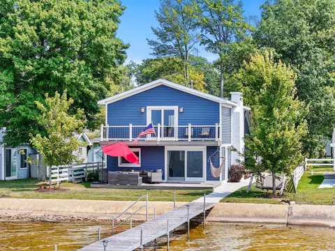 229 Beechwood Ave, Houghton Lake, MI 48629