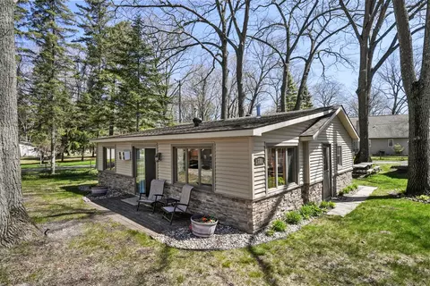 135 Alpena Trl, Houghton Lake, MI 48629