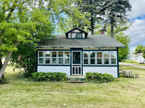 105 Hubbard St, Houghton Lake, MI 48629