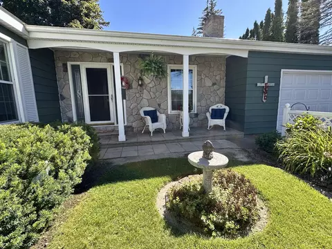 444 Riverside Dr, Cheboygan, MI 49721 photo 2