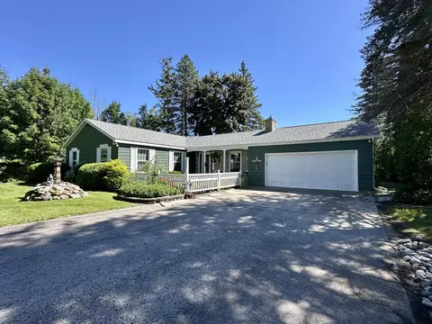 444 Riverside Dr, Cheboygan, MI 49721
