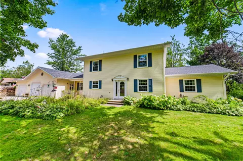 906 Woodcrest Dr, Gaylord, MI 49735