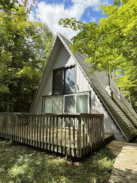 26 Woodland Dr, Spruce, MI 48762