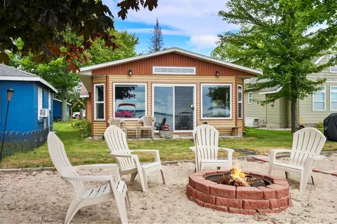 615 Long Point Dr, Houghton Lake, MI 48629