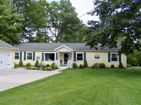 9579 Helen St, Atlanta, MI 49709