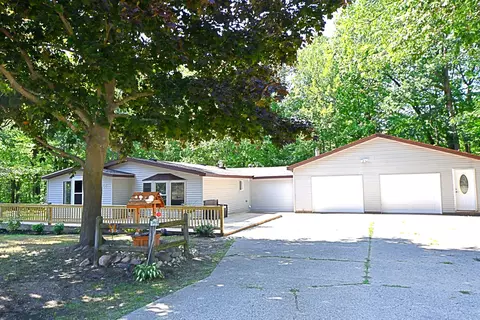 308 Champlain Ave, Houghton Lake, MI 48629