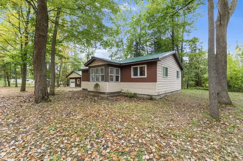 9325 Evergreen Dr, Gladwin, MI 48624