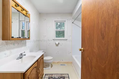 Bath - 9325 Evergreen Dr, Gladwin, MI 48624 photo 2 of 2