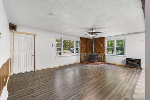 Living - 9325 Evergreen Dr, Gladwin, MI 48624 photo 2 of 5