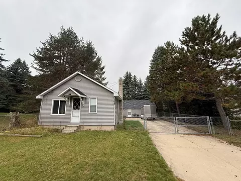 108 Desoto Ave, Houghton Lake, MI 48629