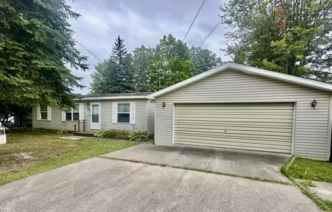 125 Mary Rd, Houghton Lake, MI 48629