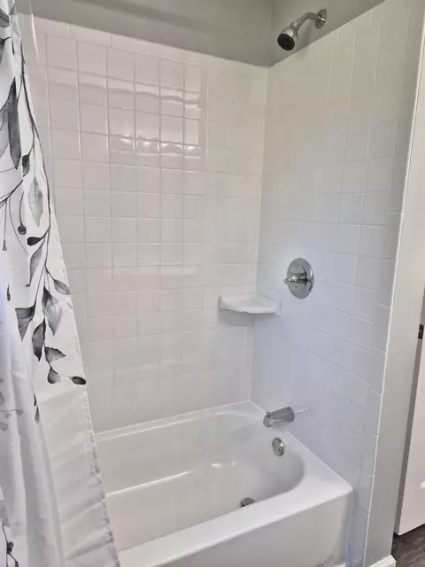 Bath - 2299 Lavelle Rd, Flint, MI 48504 photo 4 of 6