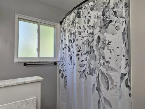 Bath - 2299 Lavelle Rd, Flint, MI 48504 photo 3 of 6