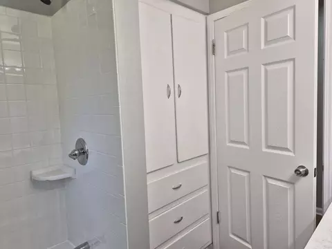 Bath - 2299 Lavelle Rd, Flint, MI 48504 photo 5 of 6