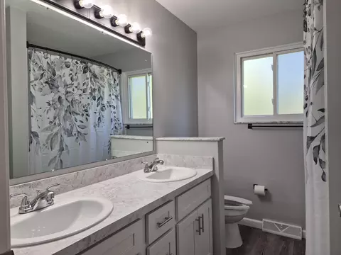 Bath - 2299 Lavelle Rd, Flint, MI 48504 photo 1 of 6
