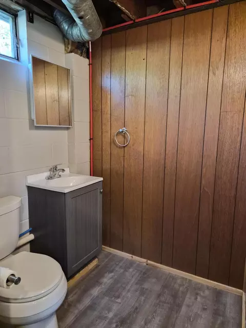 Bath - 2299 Lavelle Rd, Flint, MI 48504 photo 6 of 6