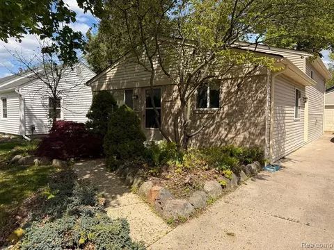 1959 Woodland Ave, Sylvan Lake, MI 48320