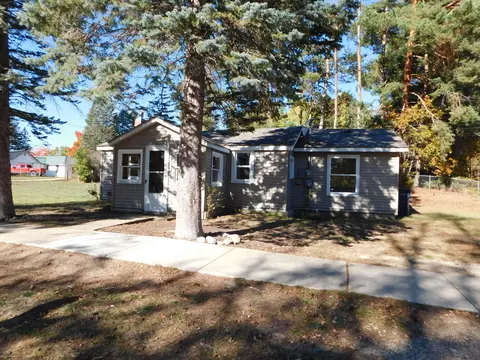 903 Ottawa St, Grayling, MI 49738