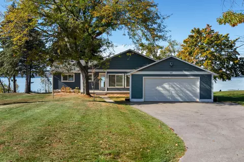 569 Cedar Dr, Indian River, MI 49749