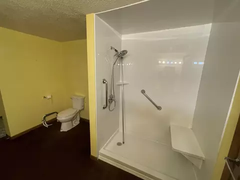 Bath - 101 E Sunset Dr, Roscommon, MI 48653 photo 1 of 2