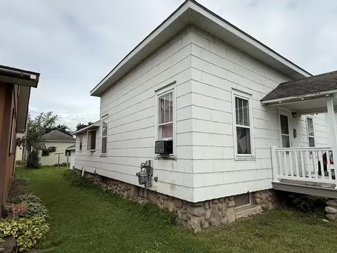 124 S B St, Cheboygan, MI 49721 photo 2