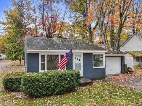 201 Beechwood Ave, Houghton Lake, MI 48629