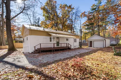 6120 Kellogg Dr, Gaylord, MI 49735
