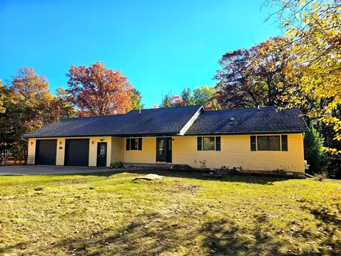 107 Pepperell Ave, Houghton Lake, MI 48629