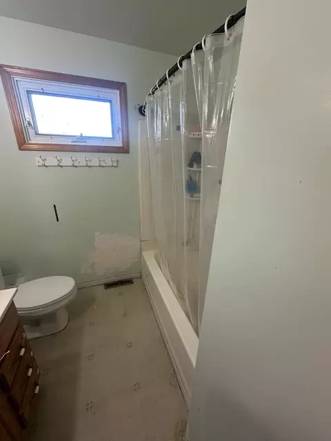 Bath - 419 Obrien Dr, Cheboygan, MI 49721 photo 2 of 3