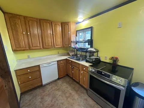 Kitchen - 419 Obrien Dr, Cheboygan, MI 49721 photo 2 of 3