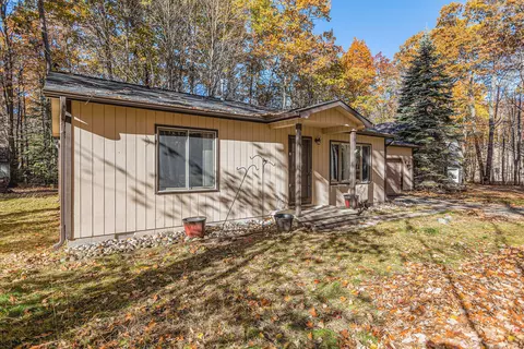 Exterior - 121 Black Squirrel Ct, Roscommon, MI 48653 photo 4 of 8