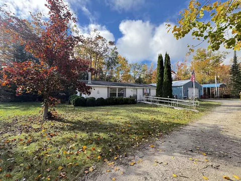 10285 Scanlon Dr, Cheboygan, MI 49721