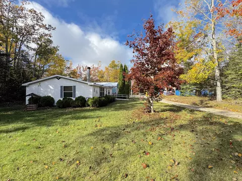 10285 Scanlon Dr, Cheboygan, MI 49721
