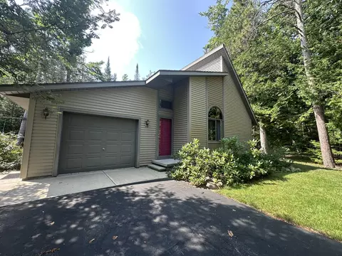 18231 Sprucedale Ct, Presque Isle, MI 49777