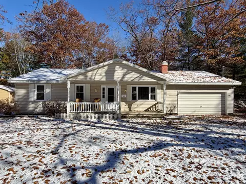 105 Northern Oaks Dr, Houghton Lake, MI 48629