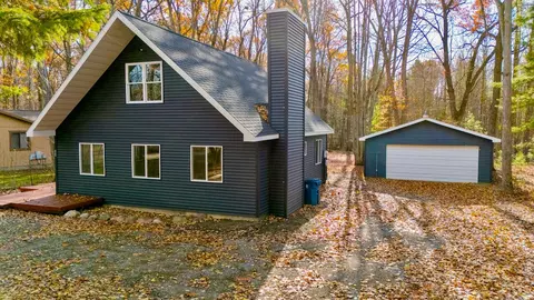 206 Redwine Dr, Houghton Lake, MI 48629